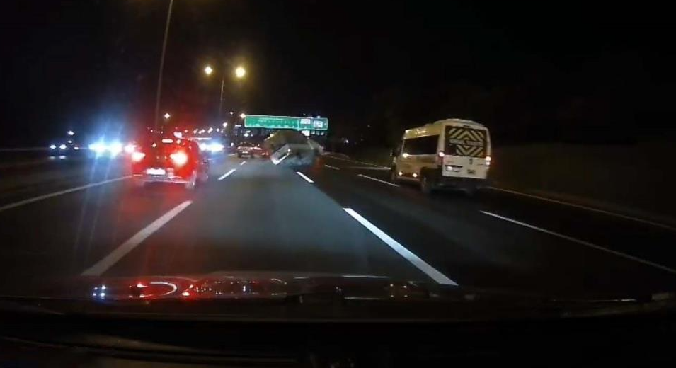 Beykoz’da makas dehşeti: Hızla şerit değiştiren otomobil kamyonete çarptı, araç takla attı