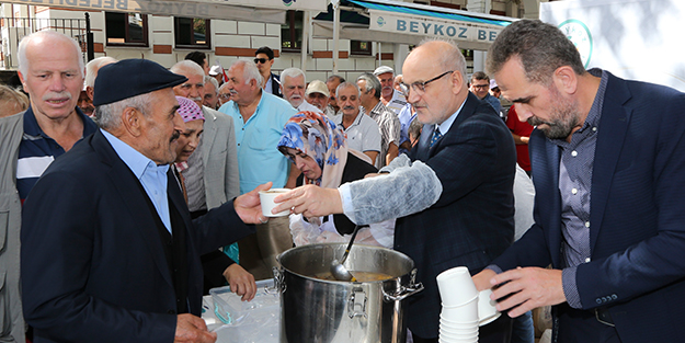 Beykoz’da vatandaşlara 60 bin kişilik aşure dağıtıldı