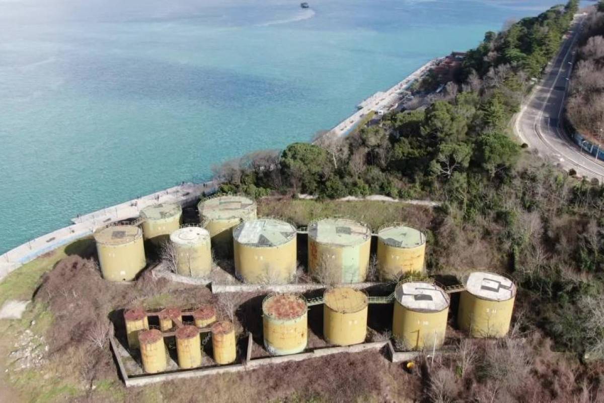 Beykoz'da yapımı 1950'li yılına dayanan Petrol Dolum Tesisi çürümeye yüz tuttu