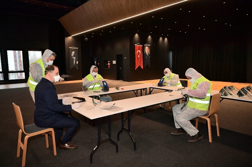 Beylikdüzü Belediyesinden sağlık çalışanlarına 3 bin adet yüz koruyucu siperlik 