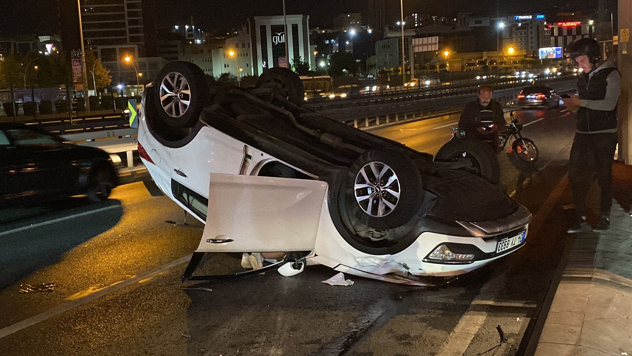 Beylikdüzü E-5 kara yolunda zincirleme trafik kazası: 4 yaralı
