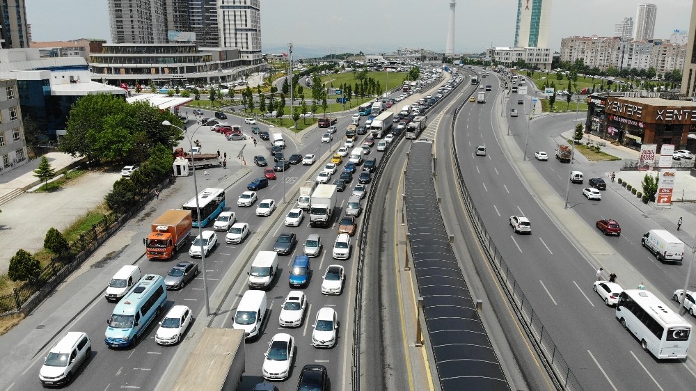 Beylikdüzü E-5’te kaza yapan ticari minibüs yandı 
