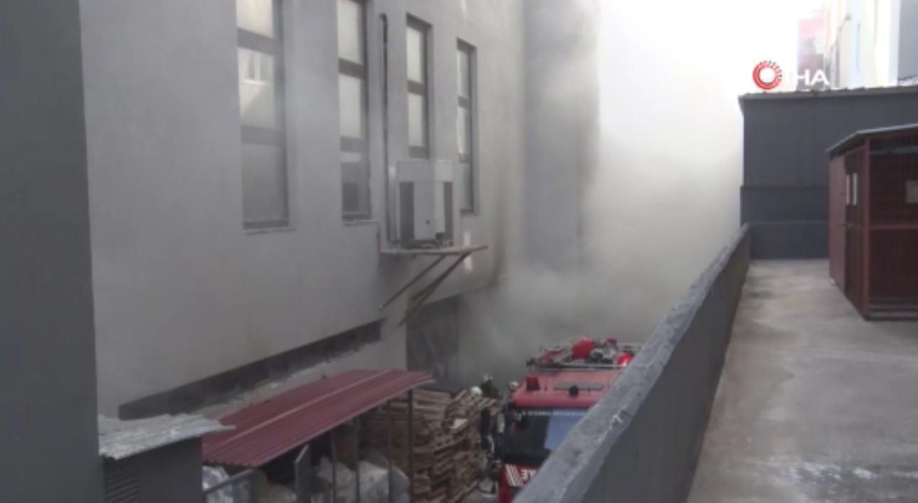 Beylikdüzü güne dumanlar içinde uyandı! Kimya fabrikasında yangın çıktı