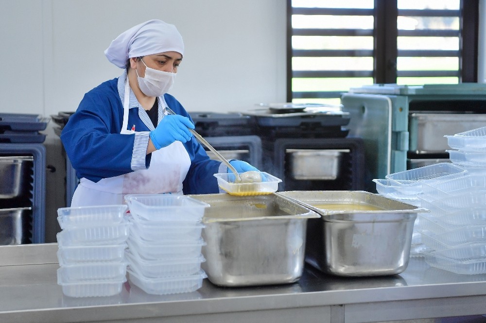 Beylikdüzü’nde her gün 2 bin kişilik sıcak yemek 