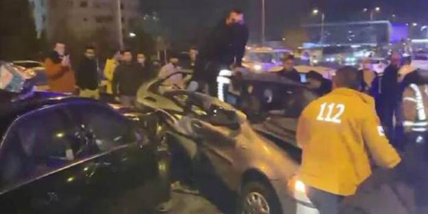 Beylikdüzü'nde 10'dan fazla araç birbirine girdi! Çok sayıda yaralı var