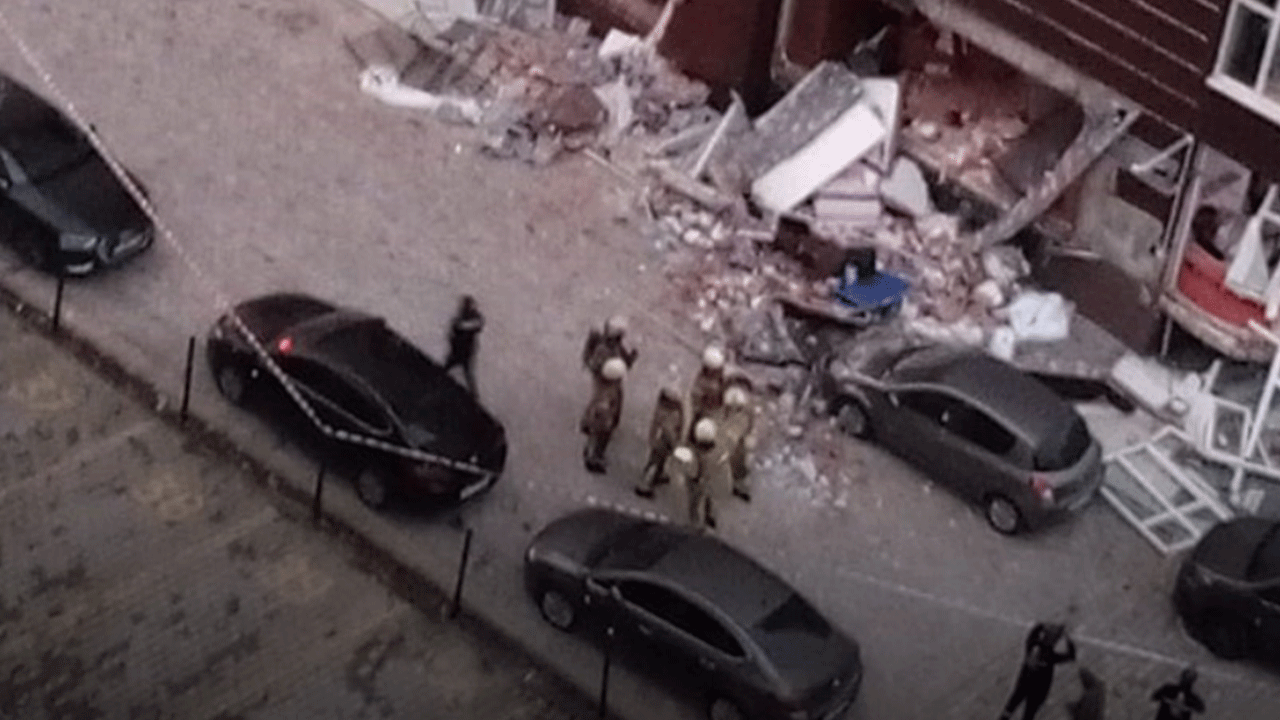 Beylikdüzü'nde 14 katlı binada doğalgaz patlaması meydana geldi!