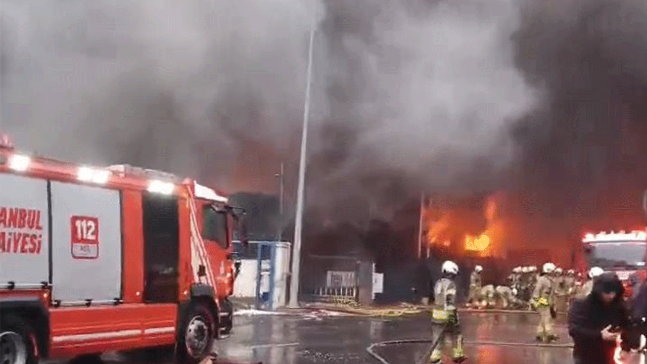 Beylikdüzü'nde büyük yangın! Dumanlar bütün İstanbul'dan görülüyor!