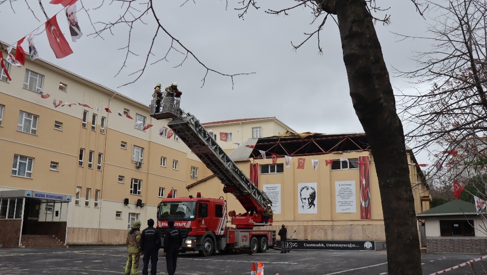 Beylikdüzü’nde ilkokul çatısı uçtu 
