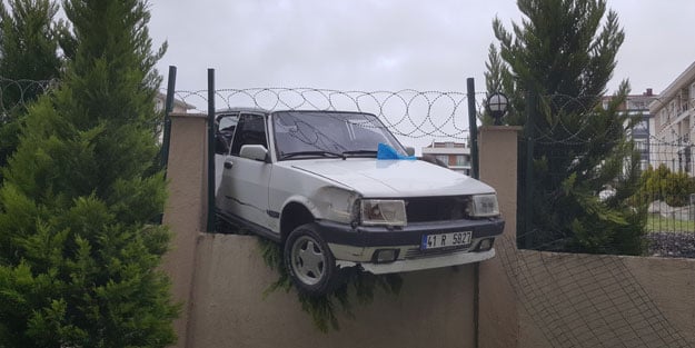 Beylikdüzü'nde ilginç kaza! Duvarda asılı kaldı