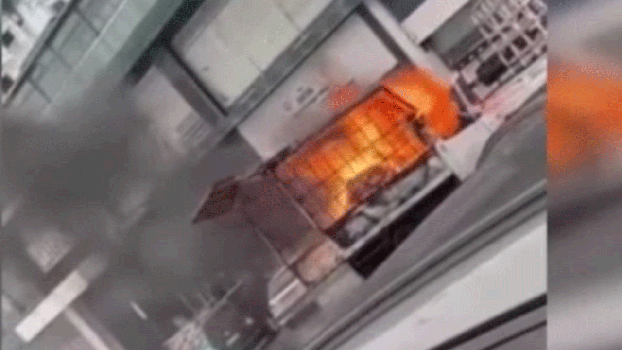 Beylikdüzü'nde korkutan anlar: Yanarak kayan kamyonet başka otomobile çarptı!