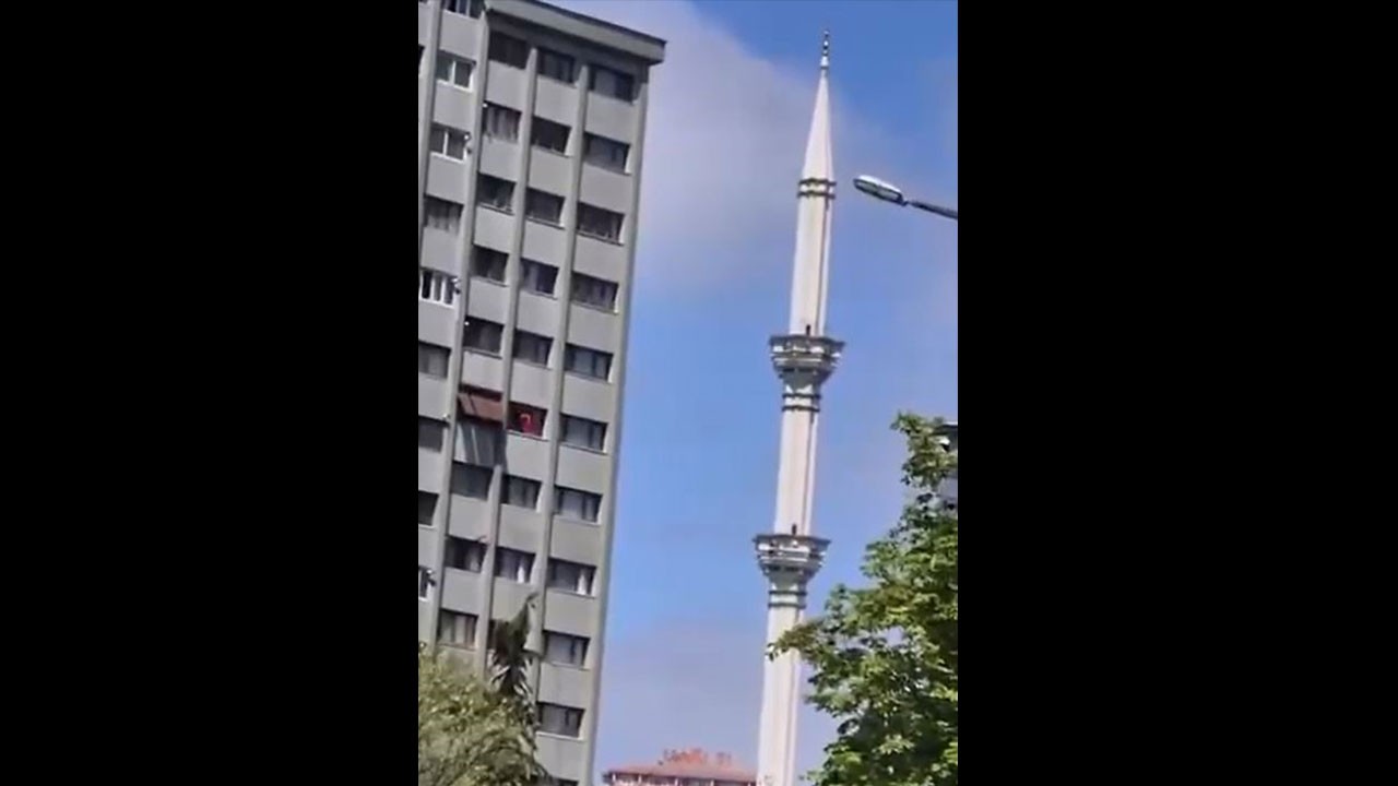 Beylikdüzü’nde minarenin sallanma anı kamerada