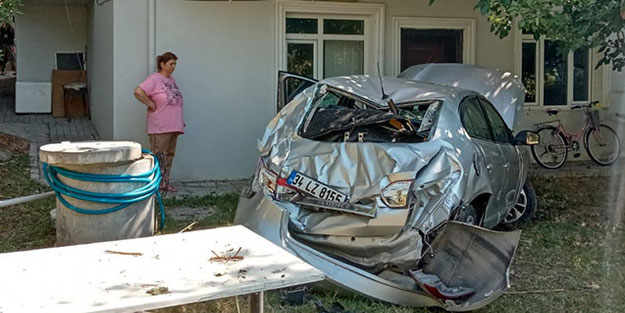Beylikdüzü'nde otomobil 3 katlı evin bahçesine uçtu