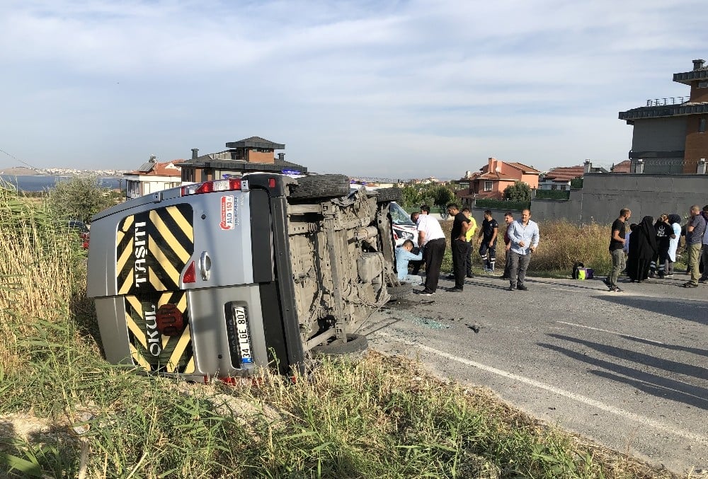 Beylikdüzü’nde servis aracı takla attı, çok sayıda öğrenci yaralandı 