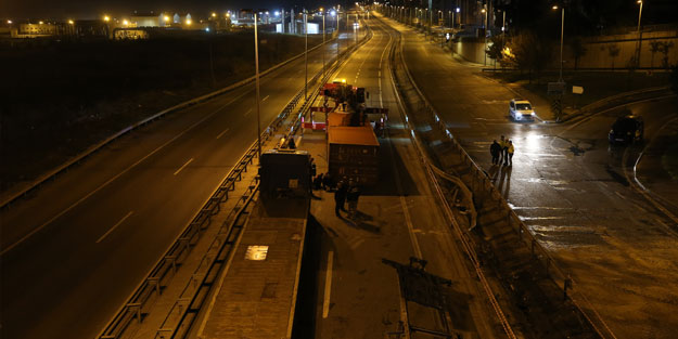 Beylikdüzü'nde tır devrildi! Sürücü yaralandı