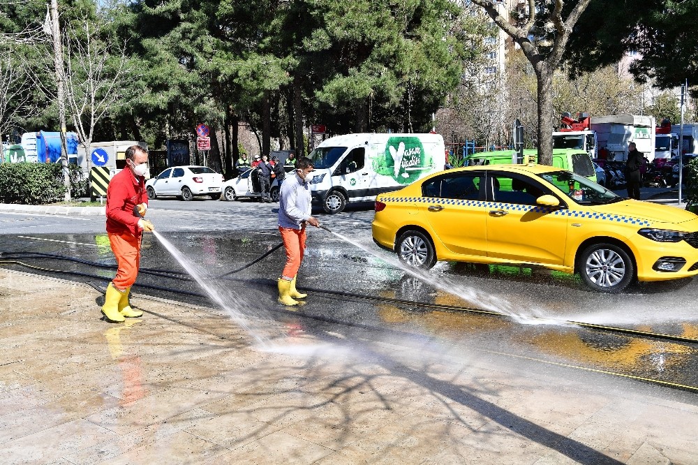 Beylikdüzü’nde tüm yollar düzenli olarak temizleniyor 