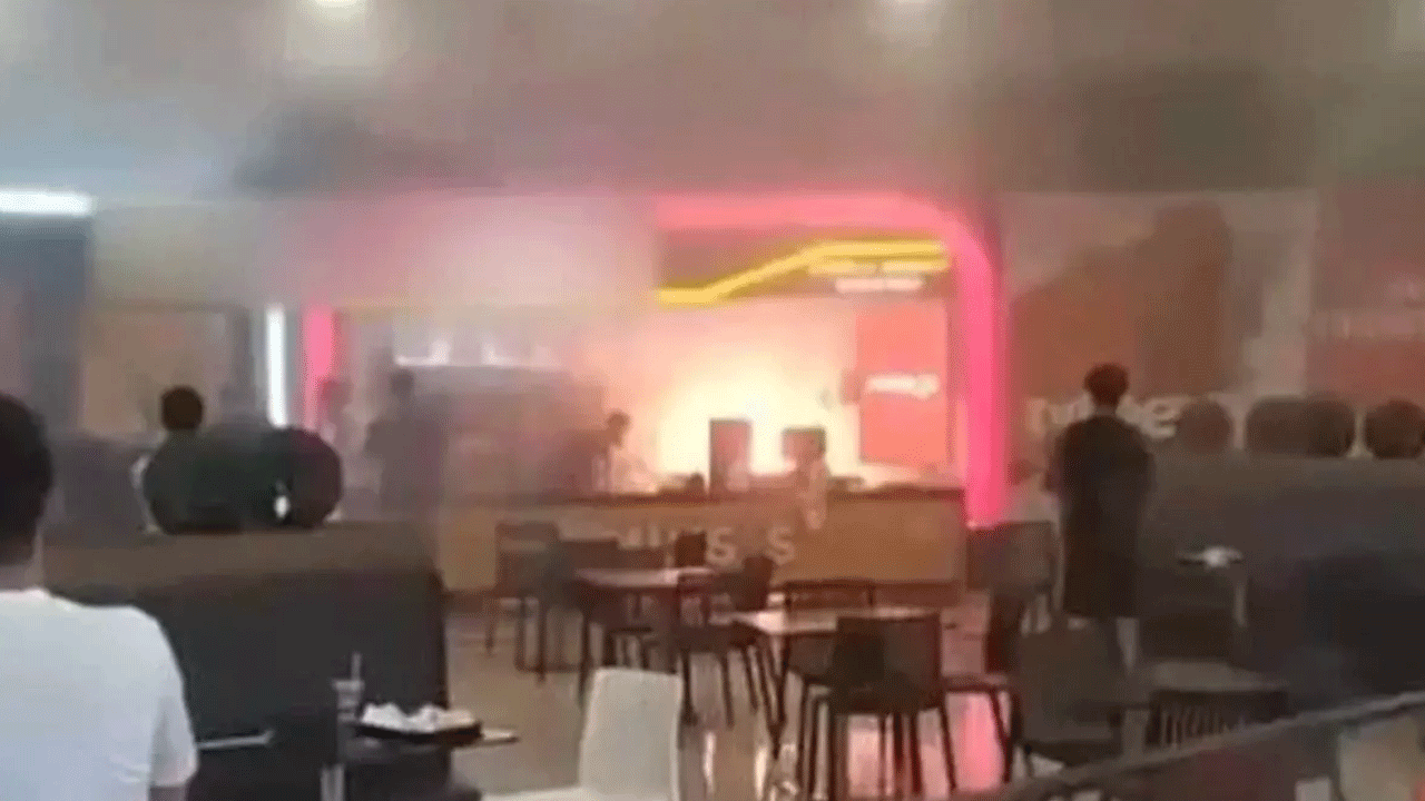 Beylikdüzü'ndeki AVM'de yangın paniği