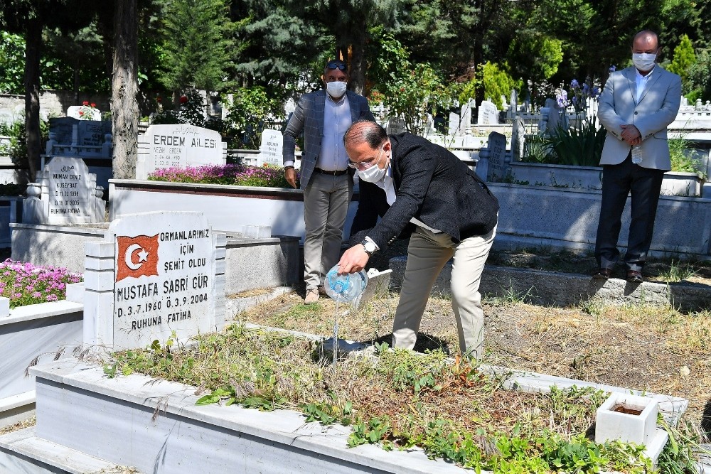 Beylikdüzü’ndeki tüm kabristanlarda Kuran-ı Kerim okutuldu 