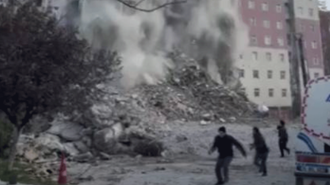 Beylükdüzü'nde bina yıkım anında çöktü: Çocuklar son anda kaçtı!