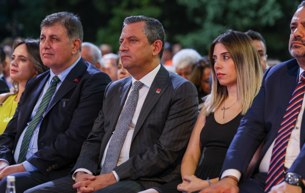 Beyni ‘Emcüklü’ küfürbaz kadını yanına oturttu! CHP’nin bu ayıbı da tarihe geçti