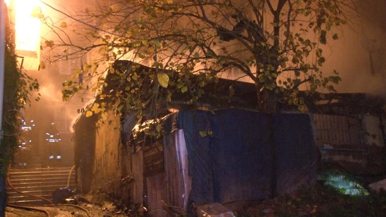 Beyoğlu alev alev yandı! Gecekonduda çıkan patlama paniğe neden oldu