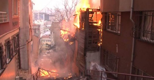 Beyoğlu’nda korkutan yangın