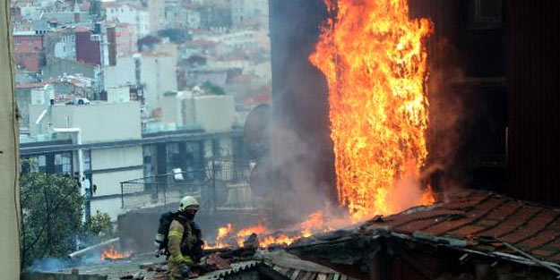 Beyoğlu'da gecekonduda çıkan yangın, yan binaya sıçradı
