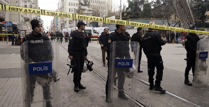 Beyoğlu'nda '2. canlı bomba benim' diye bağırdı