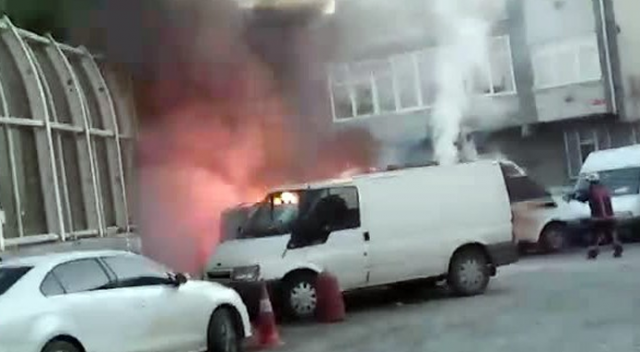 Beyoğlu’nda 3 araç alev alev yandı
