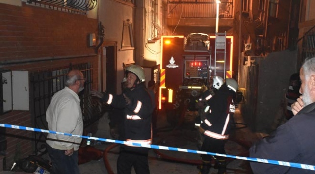 Beyoğlu'nda 3 katlı binada yangın çıktı