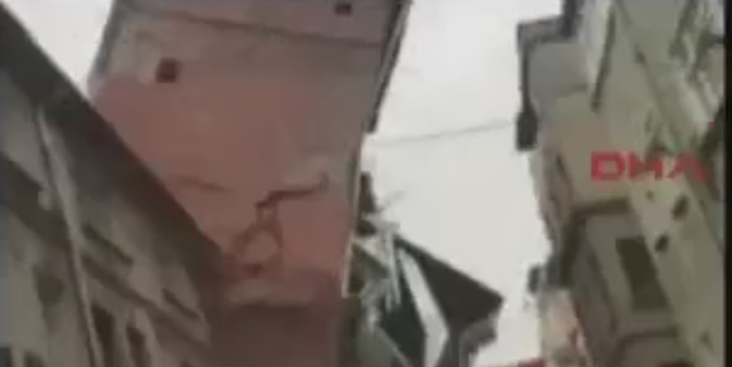 Beyoğlu'nda 5 katlı bina böyle çöktü