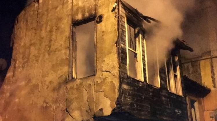 Beyoğlu'nda ahşap binada yangın çıktı