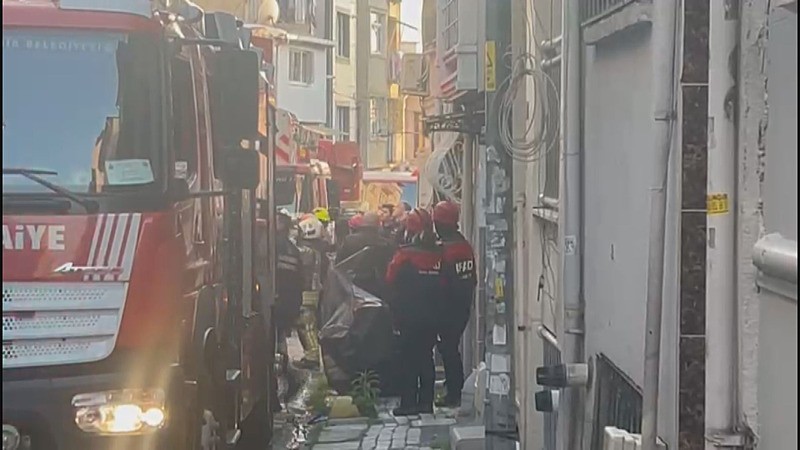 Beyoğlu’nda bina çöktü! Çok sayıda polis, itfaiye ve sağlık ekipleri bölgeye gidiyor