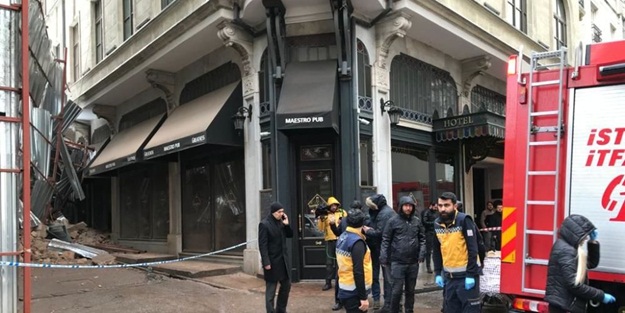 Beyoğlu'nda bina çöktü