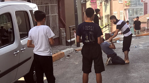 Beyoğlu’nda bonzai krizine giren genç kendini yerden yere vurdu