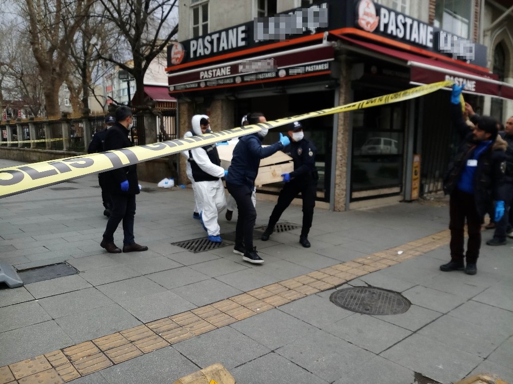 Beyoğlu’nda bulunan yaşlı adamın cesedi Adli Tıp Kurumuna götürüldü 