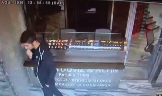 Beyoğlu’nda çaldığı altınları ağzında sakladı