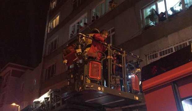 Beyoğlu’nda korkutan yangın... 11 kişi böyle kurtarıldı!