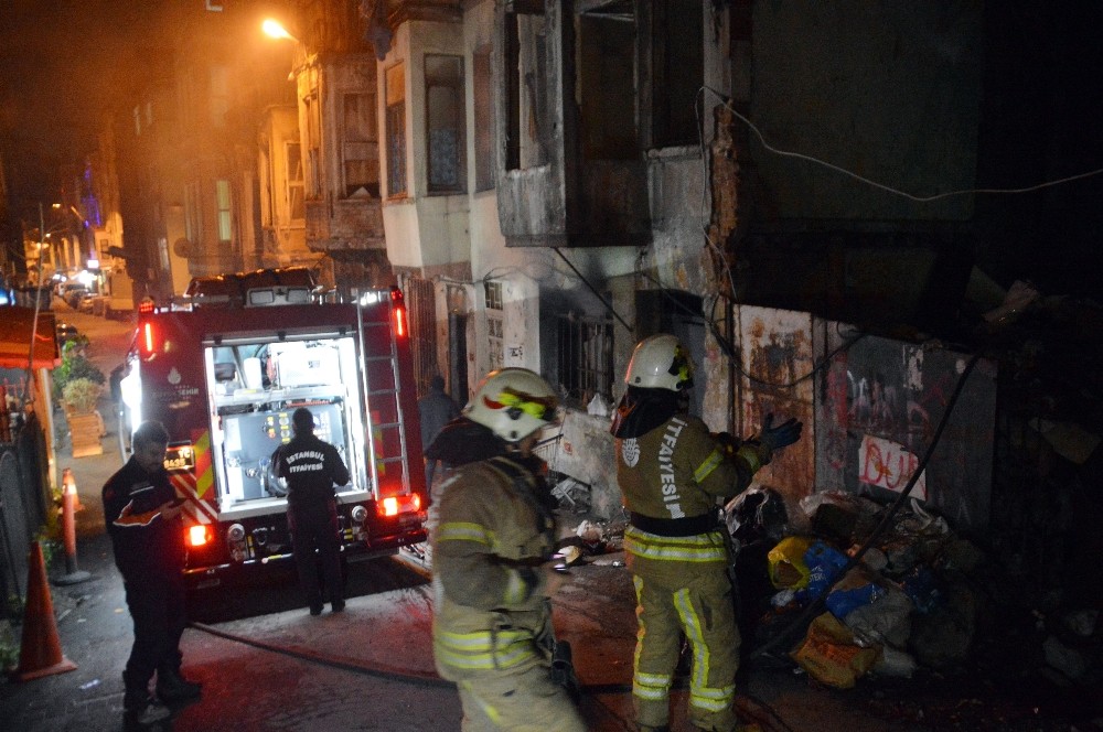 Beyoğlu’nda defalarca yanan metruk binada yangın paniği 