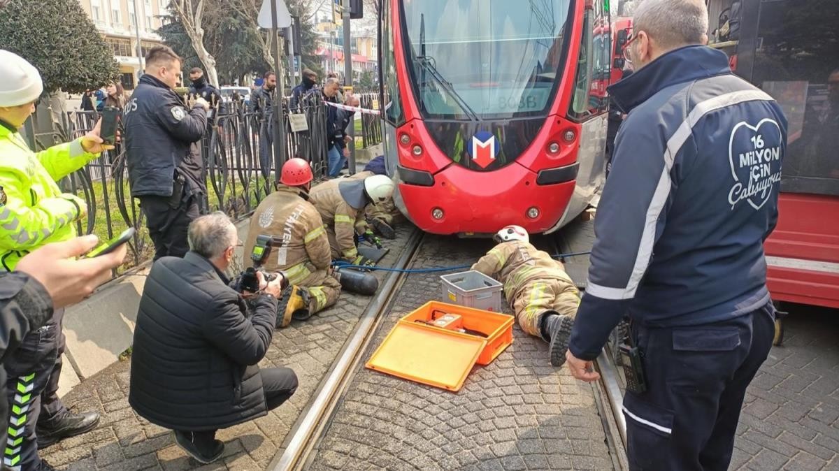 Beyoğlu'nda dehşet! 1 kişi tramvayın altında kaldı