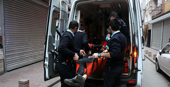 Beyoğlu'nda eşi ile tartışınca kendisini bıçakladı