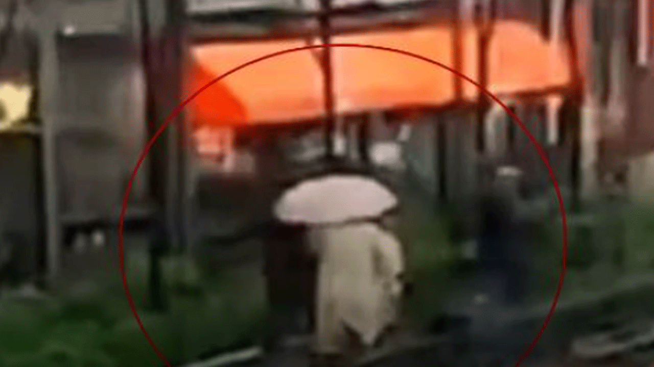 Beyoğlu'nda feci olay: Kaldırımda yürürken devrilen tabelanın altında kaldı!