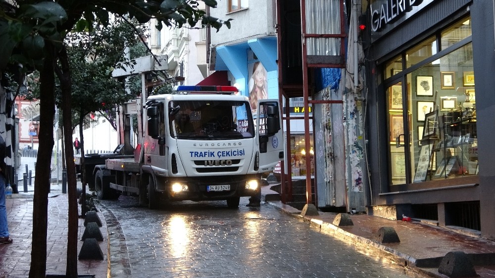 Beyoğlu’nda "Hanuka ve Noel Bayramı" kutlamaları için bazı yollar trafiğe kapatıldı 