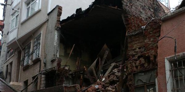 Beyoğlu'nda iki katlı bina çöktü