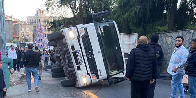 Kamyon aşırı yük nedeniyle yan yattı