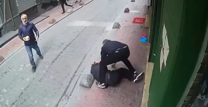 Beyoğlu’nda küfür tartışması kanlı bitti