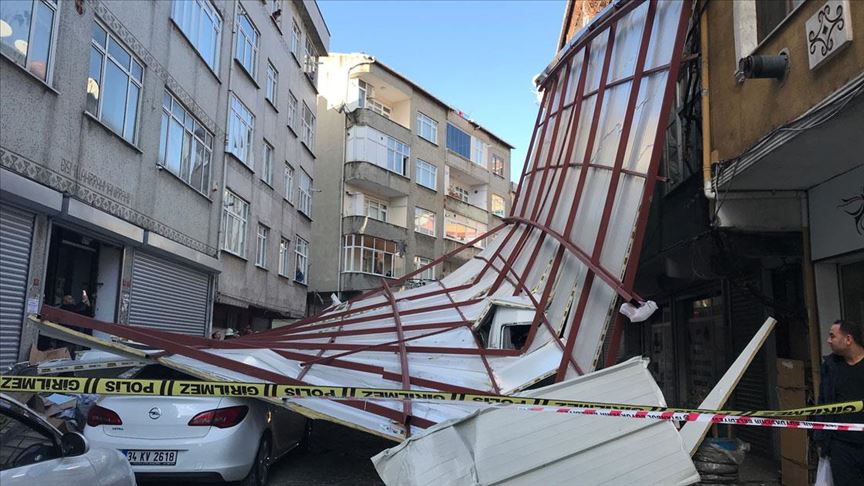 Beyoğlu'nda lodosun etkisiyle bir binanın çatısı uçtu