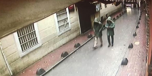 Beyoğlu'nda Manukyan'a ait eski bina çöktü