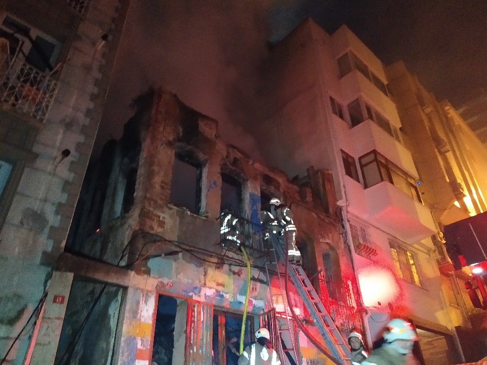 Beyoğlu’nda metruk bina alev alev yandı 