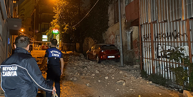 Metruk binadan dökülen taşlar park halindeki 3 aracı pert etti