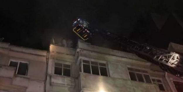 Beyoğlu'nda otellerin bulunduğu caddede bir binada yangın paniği